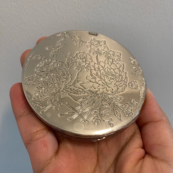 Sold 🩶 Authentic Gucci Compact Mirror Gift Box (Silver Engraved Etched Floral) - Picture 10 of 11